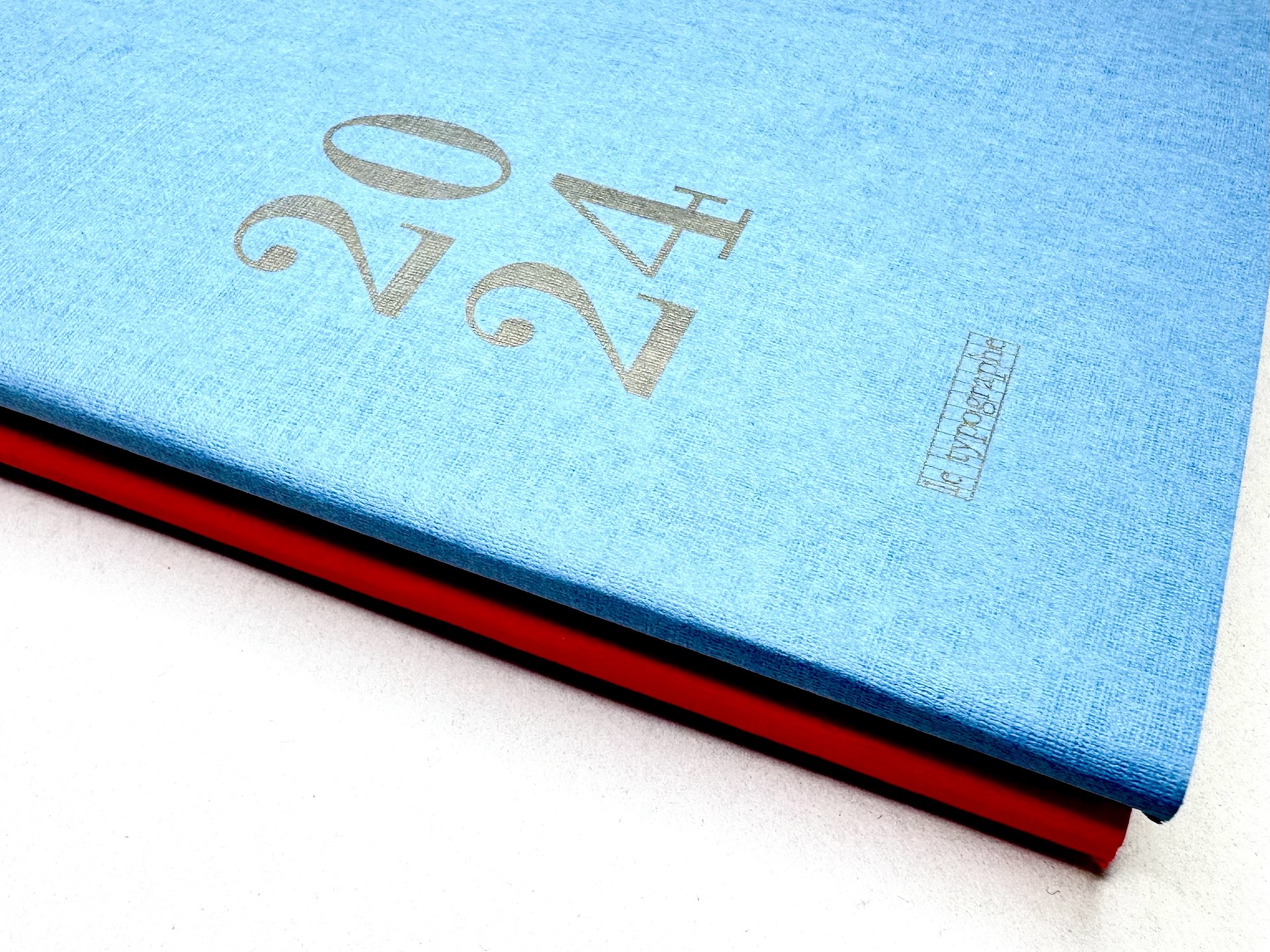 AGENDA HEBDOMADAIRE 2024 A5+ souple – couleur mer bleue, le typographe, Qualité typo